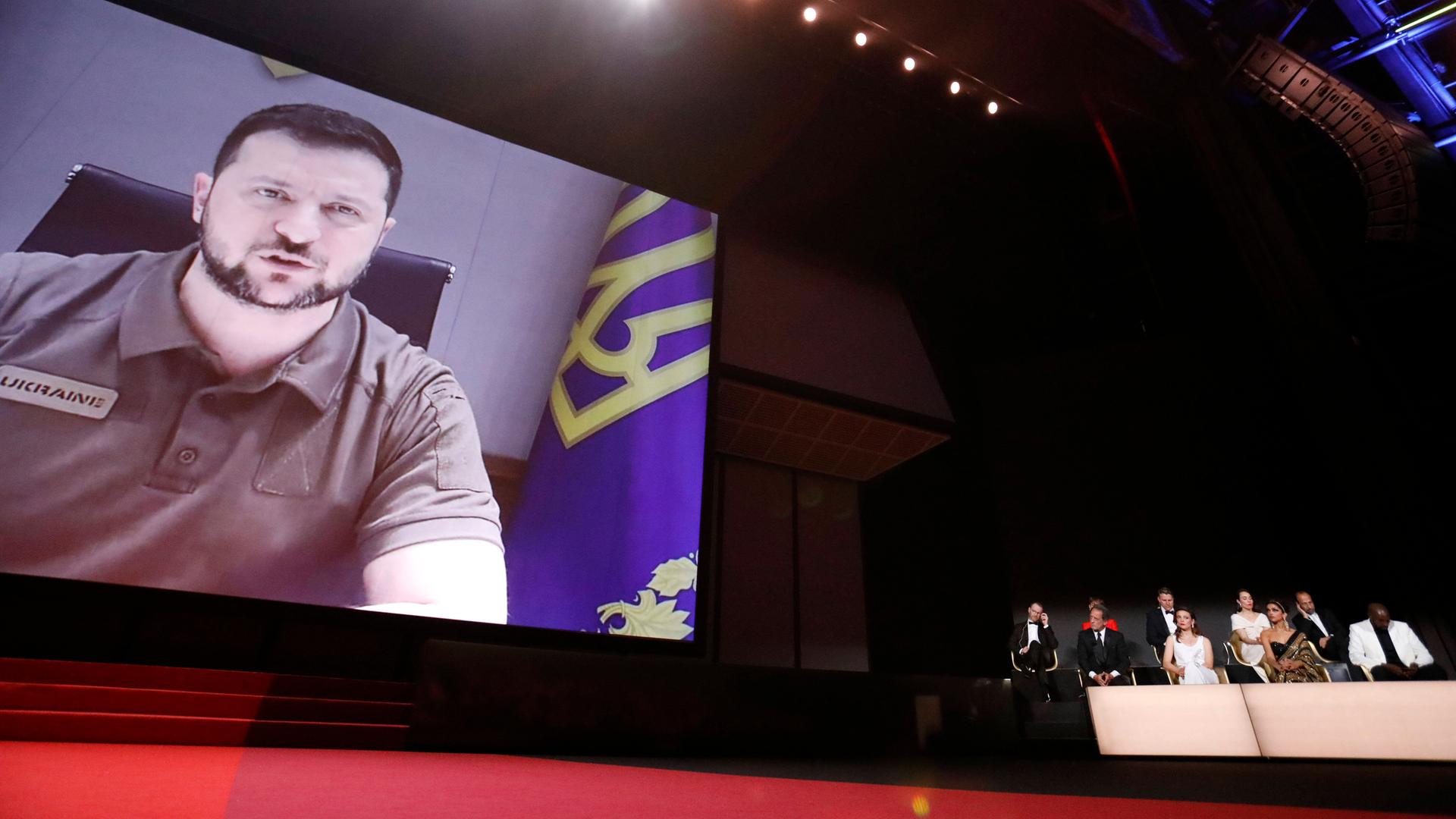 Der ukrainische Präsident Selenskyj wird 2022 per Video zur Eröffnung der Filmfestspiele Cannes zugeschaltet. Der ukrainische Präsident Selenskyj wird 2022 per Video zur Eröffnung der Filmfestspiele Cannes zugeschaltet.