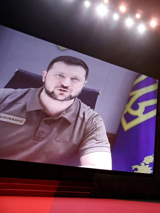 Der ukrainische Präsident Selenskyj wird 2022 per Video zur Eröffnung der Filmfestspiele Cannes zugeschaltet.