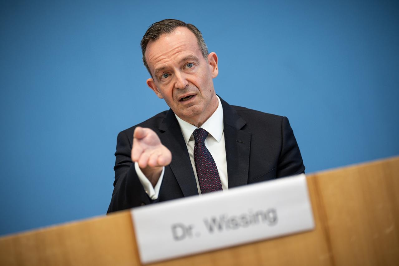 Bundesverkehrsminister Volker Wissing spricht auf einer Pressekonferenz zur Zukunft der Deutschen Bahn