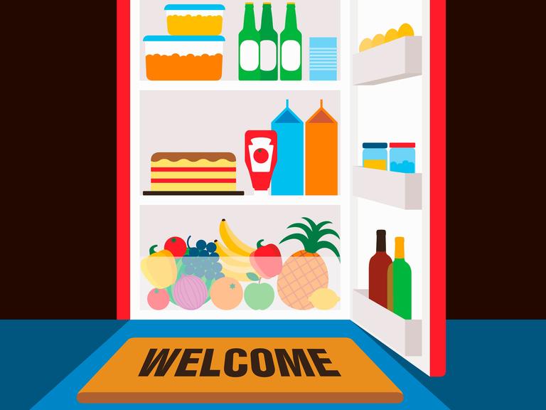 Illustration: Willkommensmatte vor einem offenen Kühlschrank. 