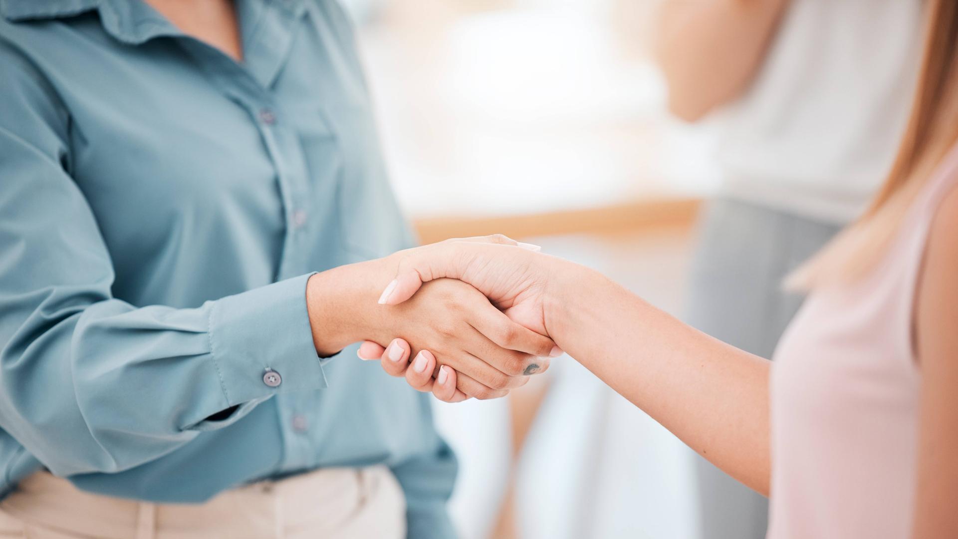 Weibliche Führungskräfte geben sich die Hand. Weibliche Führungskräfte geben sich die Hand.