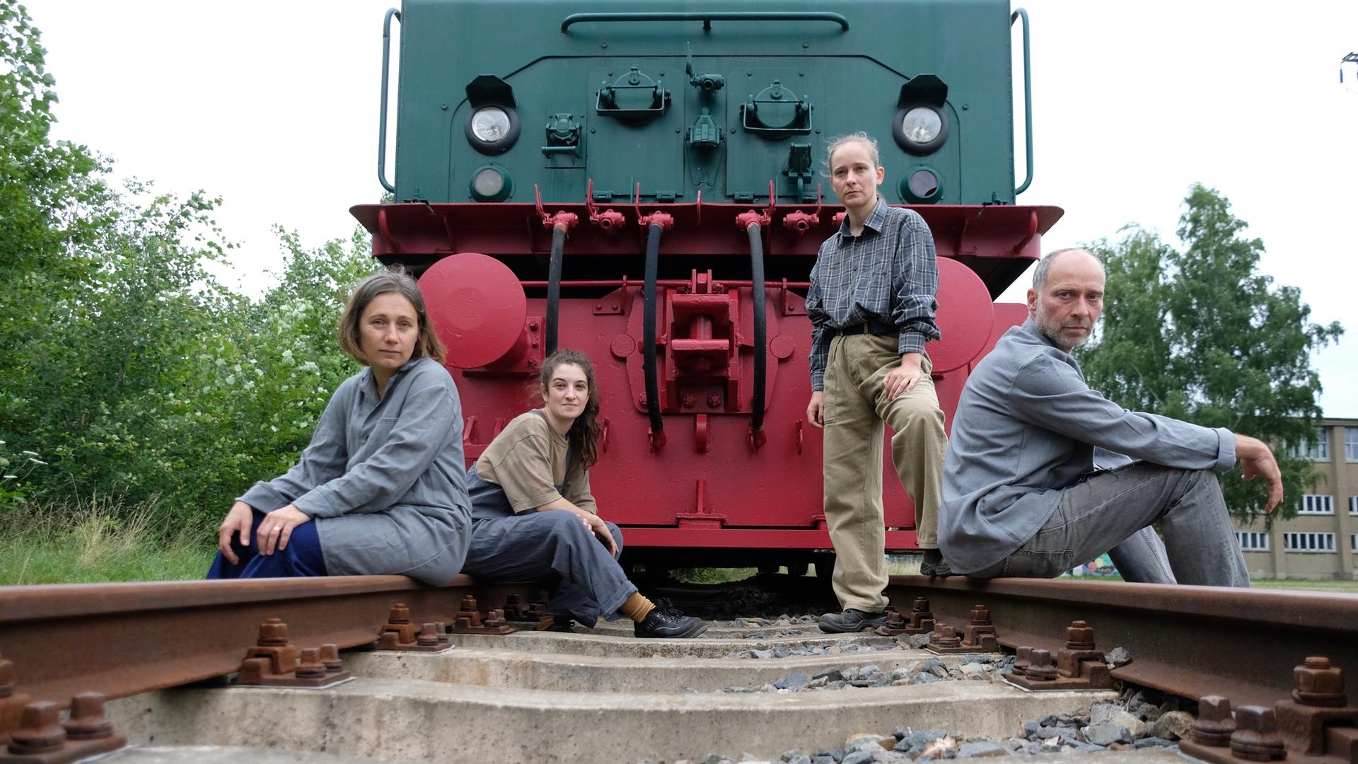 Elisabeth Müller (l-r), Sophia Hahn, Margarita Wiesner und Andreas Ühlein, Schauspieler des Theaters "Das letzte Kleinod" sitzen in Ferropolis auf ausgedienten Gleisen vor einer Lokomotive. Elisabeth Müller (l-r), Sophia Hahn, Margarita Wiesner und Andreas Ühlein, Schauspieler des Theaters "Das letzte Kleinod" sitzen in Ferropolis auf ausgedienten Gleisen vor einer Lokomotive.