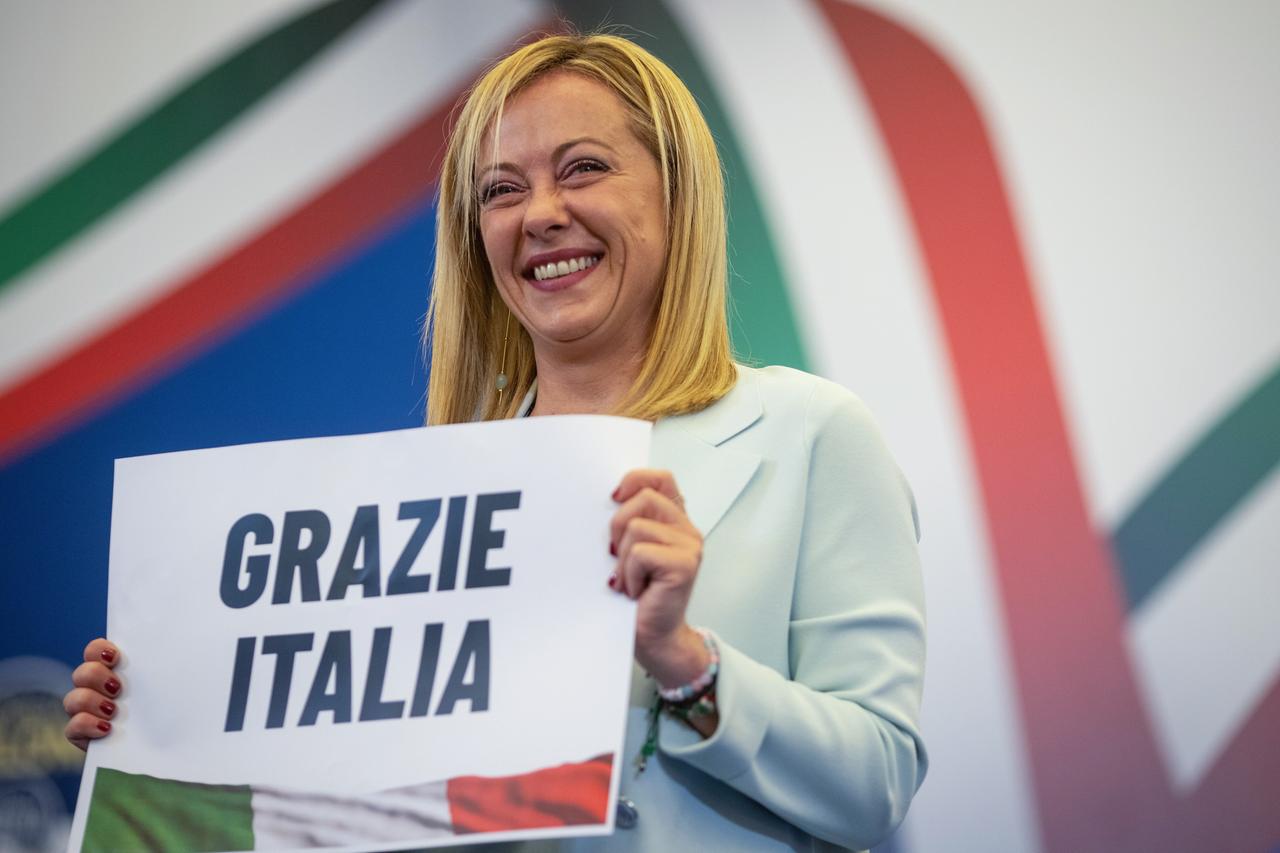 Giorgia Meloni hält ein Plakat in den Händen, auf dem steht "Grazie Italia". Giorgia Meloni hält ein Plakat in den Händen, auf dem steht "Grazie Italia".