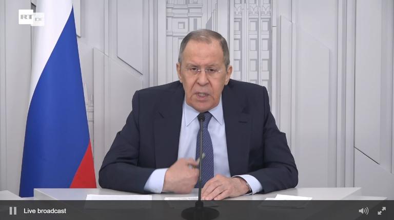 Russlands Außenminister Sergej Lawrow an einem Schreibtisch im Livestream von RT DE Russlands Außenminister Sergej Lawrow an einem Schreibtisch im Livestream von RT DE