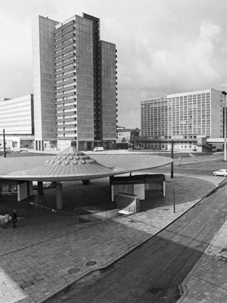 Schwarz-weiße Architekturaufnahme eines modernen Platzes, der von Hochhäusern umgeben ist