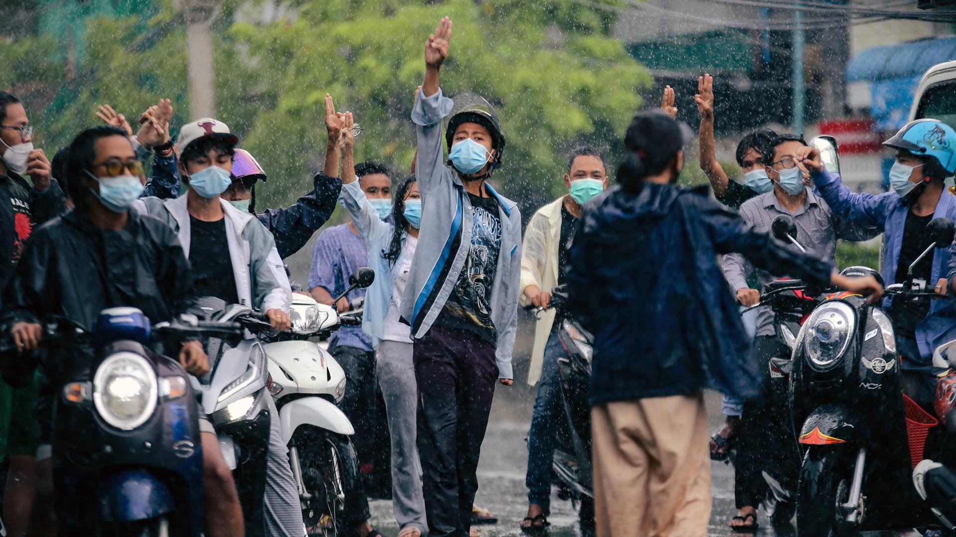 Menschen protestieren am 18. Juni 2021 in Myanmar. Menschen protestieren am 18. Juni 2021 in Myanmar.
