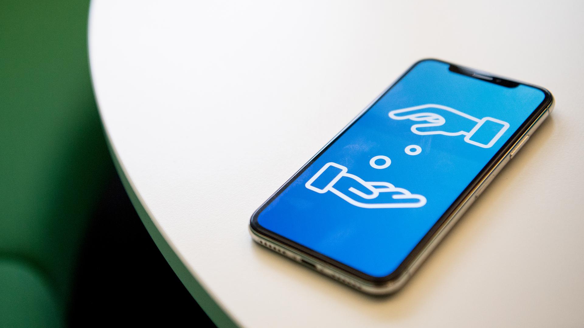 ILLUSTRATION - Ein Mann verwendet am 22.04.2022 in Berlin ein Smartphone zum Geldverkehr (gestellte Szene). Foto Zacharie Scheurer ILLUSTRATION - Ein Mann verwendet am 22.04.2022 in Berlin ein Smartphone zum Geldverkehr (gestellte Szene). Foto Zacharie Scheurer