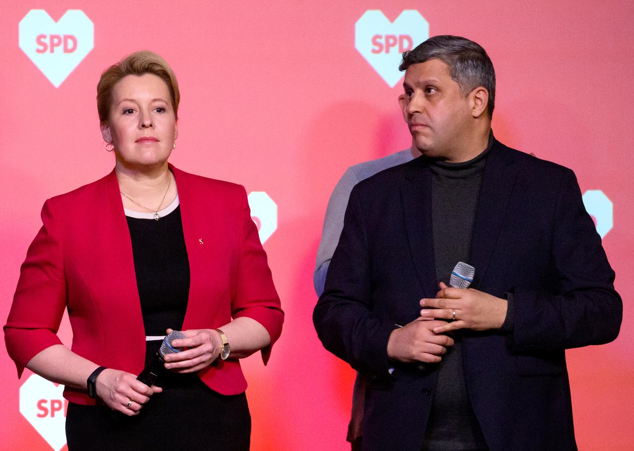 Franziska Giffey (SPD), Regierende Bürgermeisterin von Berlin und Spitzenkandidatin der Berliner SPD, und Raed Saleh, Landesvorsitzender der SPD Berlin und Vorsitzender der SPD-Fraktion im Berliner Abgeordnetenhaus, sprechen zu den Parteimitgliedern bei der Wahlparty der SPD im Festsaal Kreuzberg zur Wahl zum Berliner Abgeordnetenhaus. Franziska Giffey (SPD), Regierende Bürgermeisterin von Berlin und Spitzenkandidatin der Berliner SPD, und Raed Saleh, Landesvorsitzender der SPD Berlin und Vorsitzender der SPD-Fraktion im Berliner Abgeordnetenhaus, sprechen zu den Parteimitgliedern bei der Wahlparty der SPD im Festsaal Kreuzberg zur Wahl zum Berliner Abgeordnetenhaus.