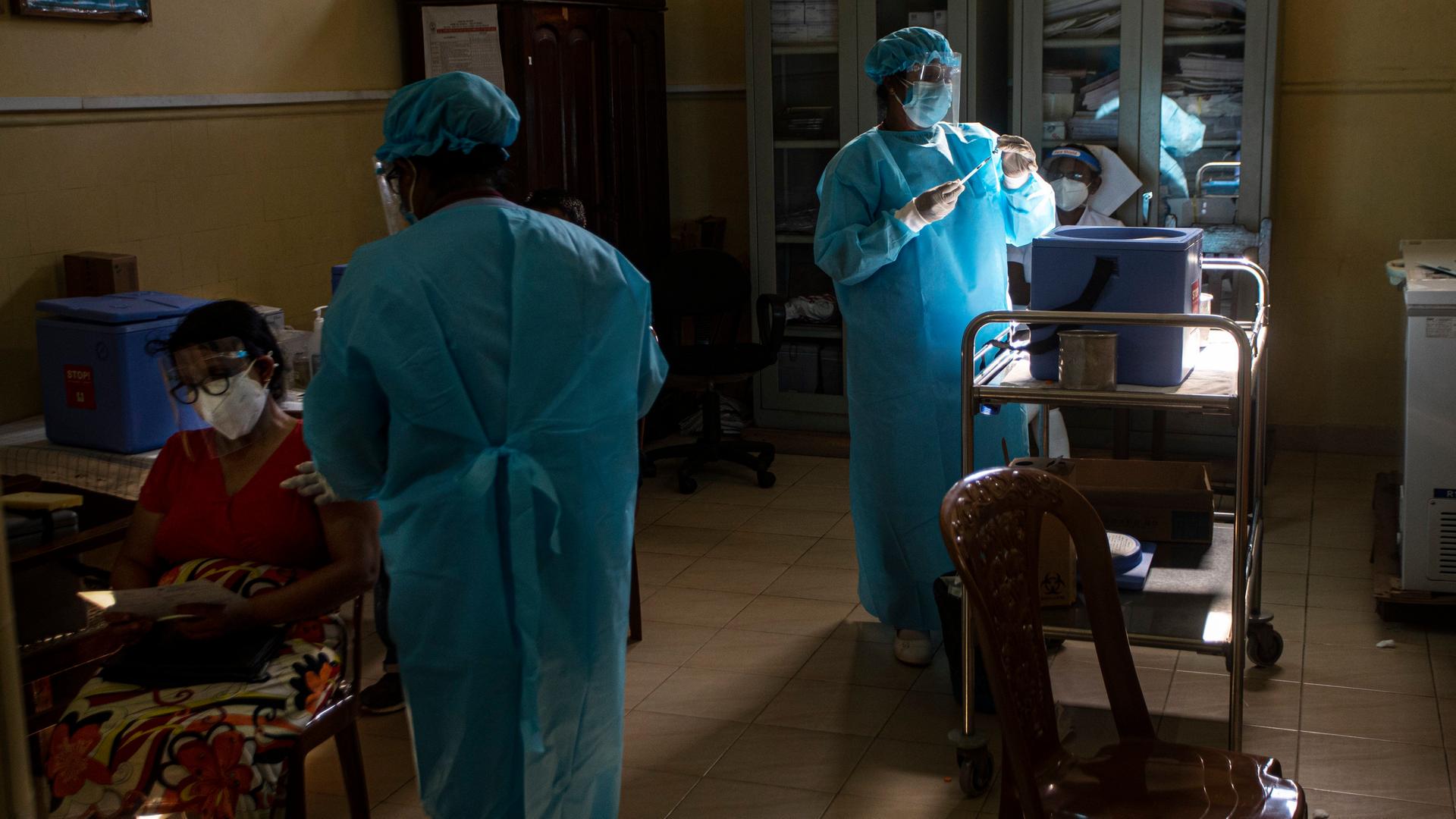 Zwei Ärzte in Sri Lanka kümmern sich um Patienten.