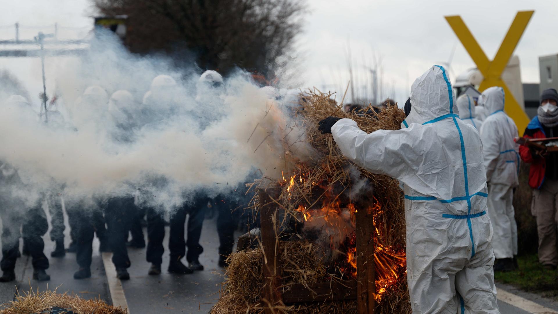 Proteste In Lützerath - Mit Brennenden Barrieren Gegen Die Räumung