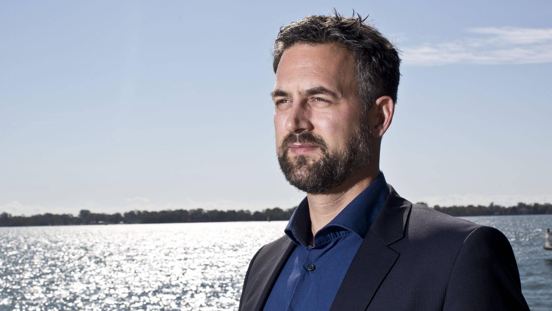 Portrait von Anders Levermann am Ufer des Ontario-Sees Portrait von Anders Levermann am Ufer des Ontario-Sees
