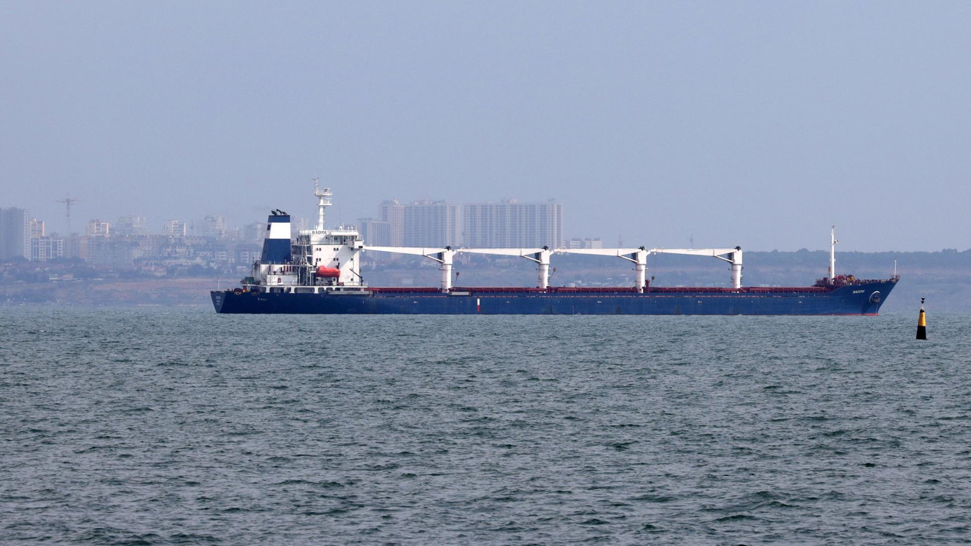 Ein Fracht-Schiff verlässt mit 26.000 Tonnen Mais die Hafen-Stadt Odessa in der Ukraine.