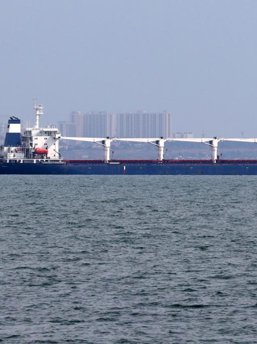 Der Frachter "Razoni" verlässt mit 26.000 Tonnen Mais den Hafen von Odessa in der Ukraine in Richtung Libanon
