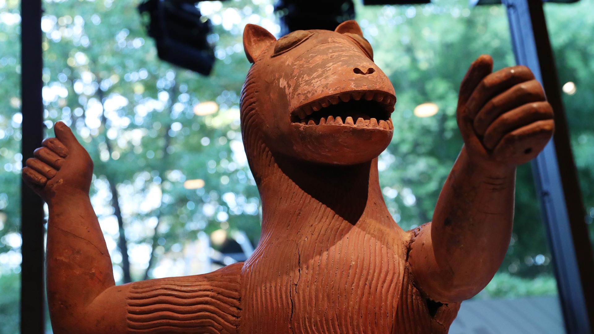 Eine aufrechtstehende Tierfigur aus Benin ist im Rahmen einer Ausstellung im Museum Quai Branly in Paris zu sehen.