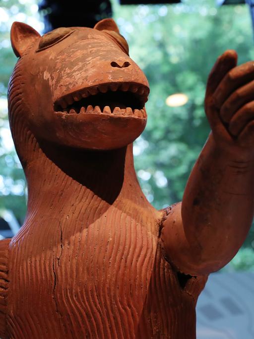 Eine aufrechtstehende Tierfigur aus Benin ist im Rahmen einer Ausstellung im Museum Quai Branly in Paris zu sehen.