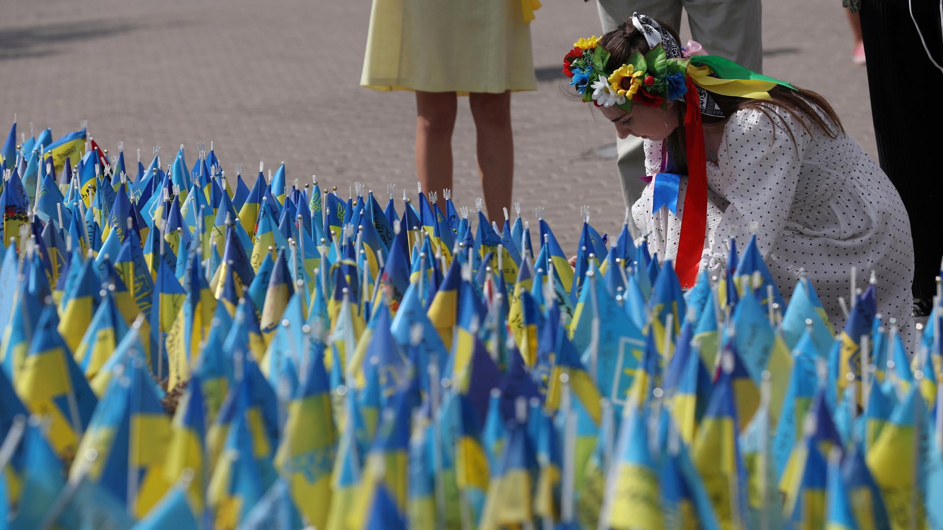 Hunderte ukrainische Flaggen wehen auf dem Unabhängigkeitsplatz in Kiew. Hunderte ukrainische Flaggen wehen auf dem Unabhängigkeitsplatz in Kiew.