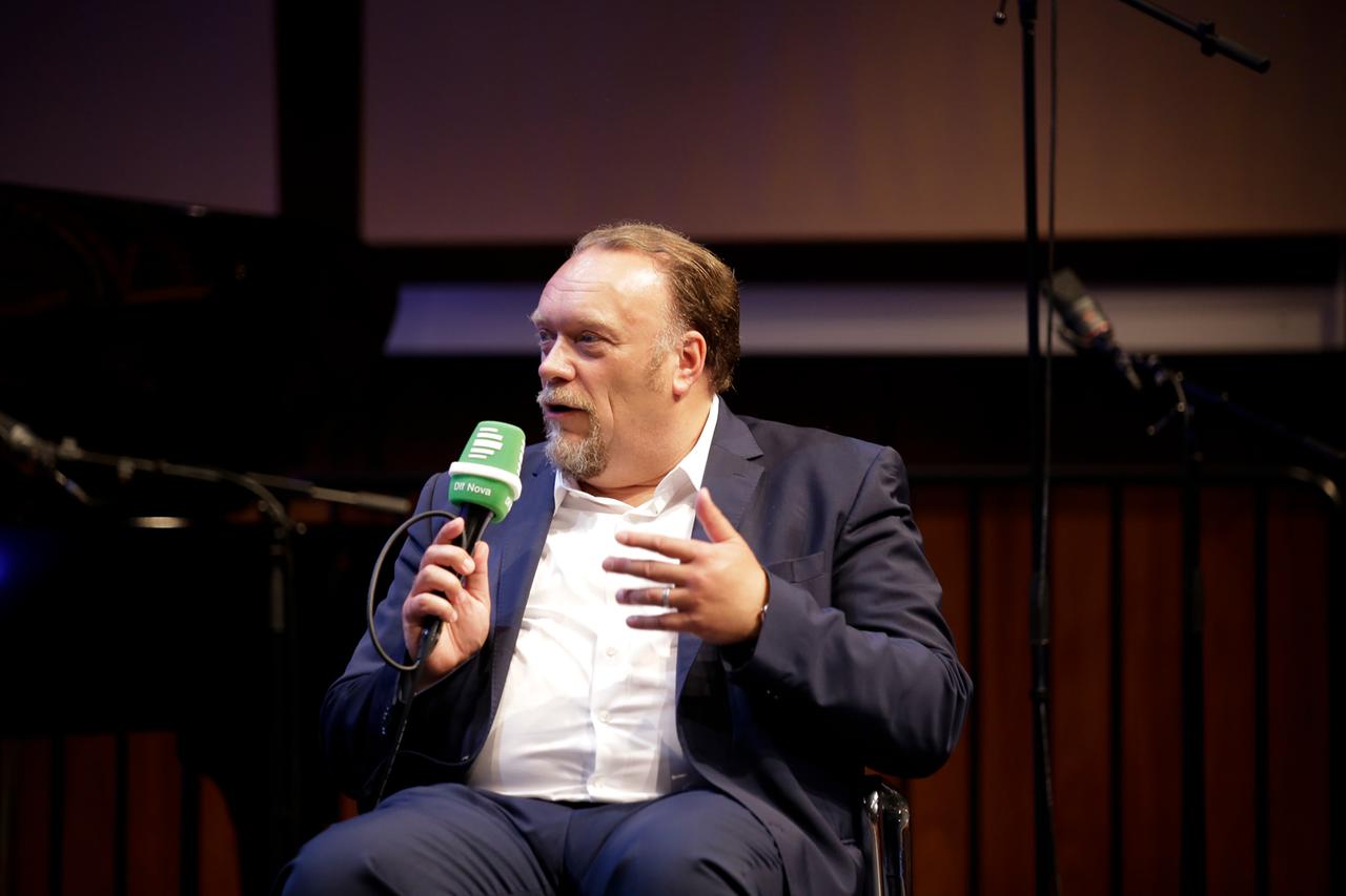 Thomas Präkelt spricht in ein Mikrofon beim Kölner Forum für Journalismuskritik 2022