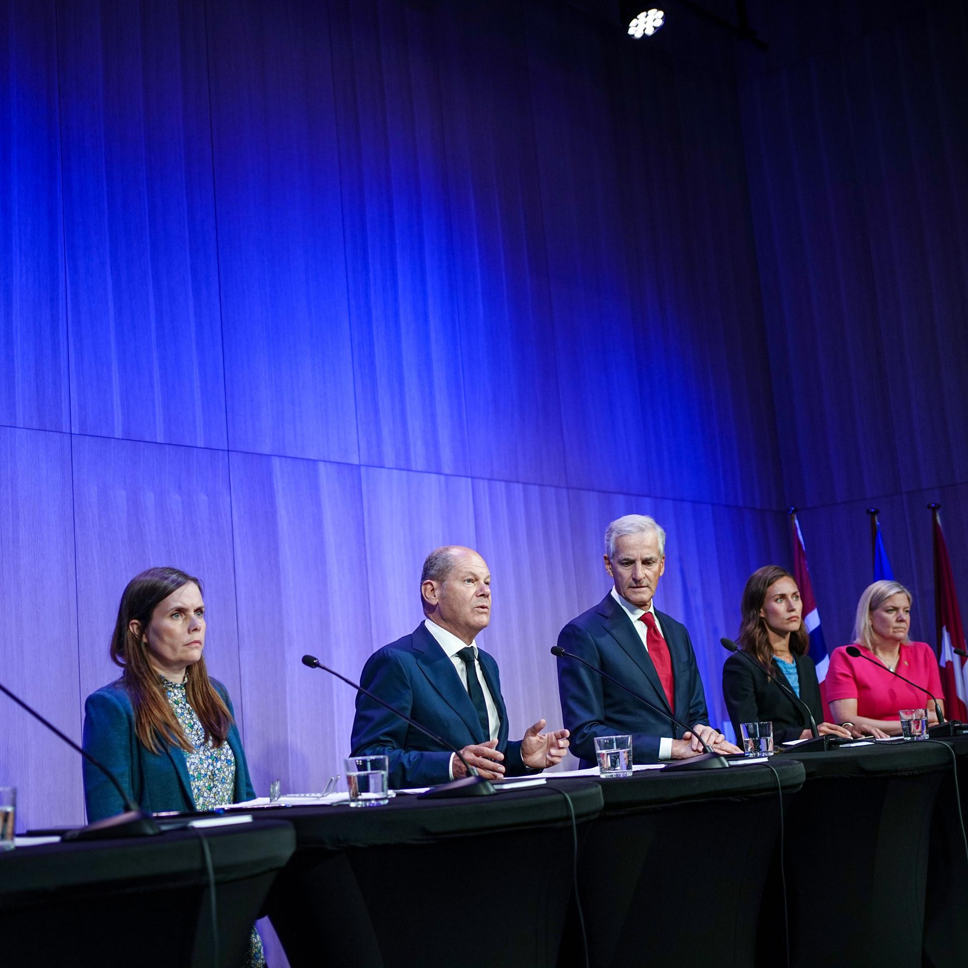 Norwegen, Oslo: Bundeskanzler Olaf Scholz (3.vl) nimmt an der Pressekonferenz beim Treffen der Nordischen Ministerpräsidentinnen und Ministerpräsidenten teil.