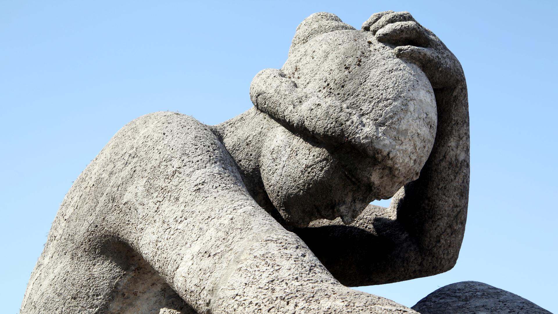 Frauenskulptur in melancholischer Pose Frauenskulptur in melancholischer Pose
