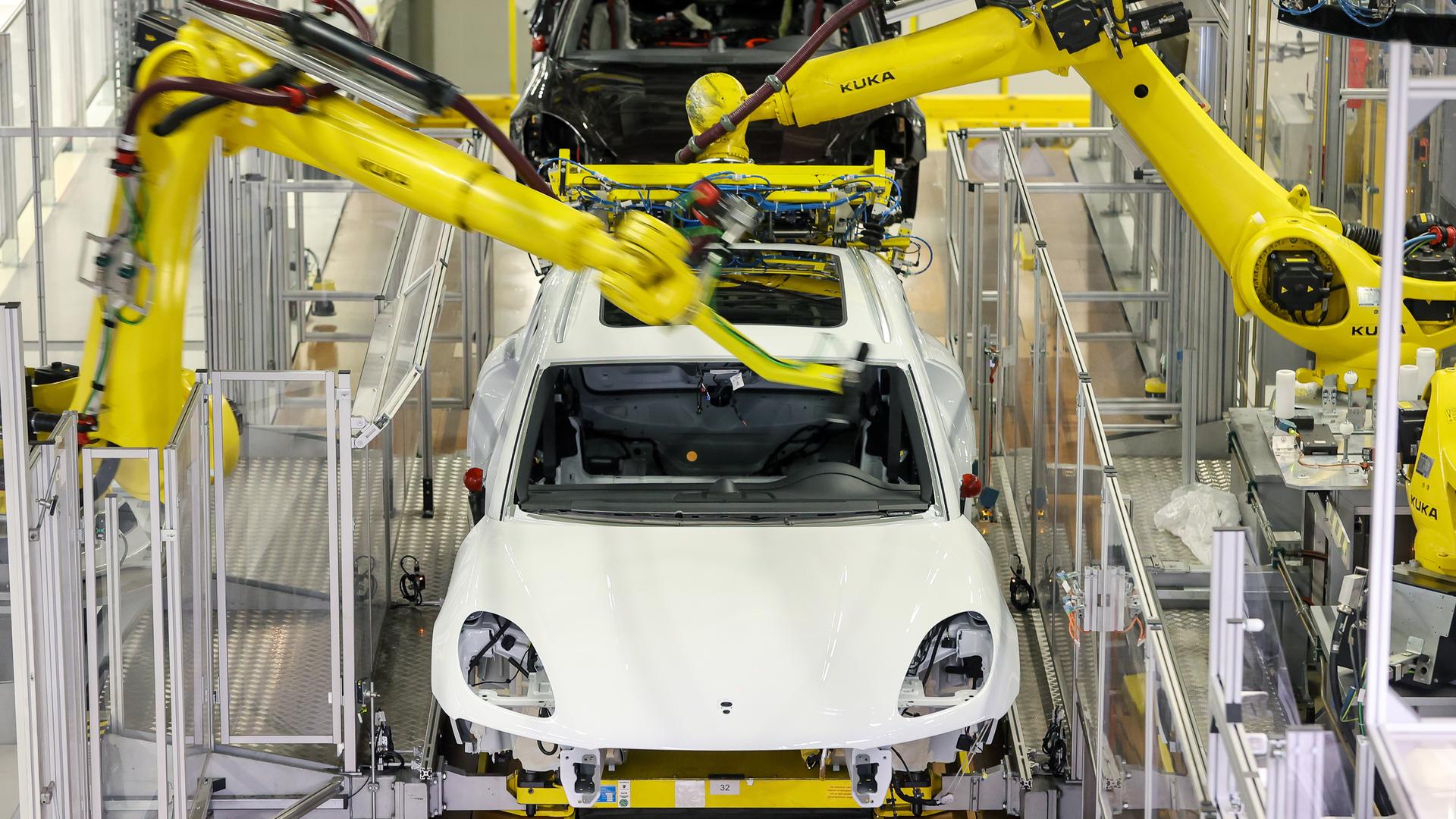 Roboterarme im Leipziger Porschwerk bei der Herstellung des Modells Macan, Februar 2022 Roboterarme im Leipziger Porschwerk bei der Herstellung des Modells Macan, Februar 2022
