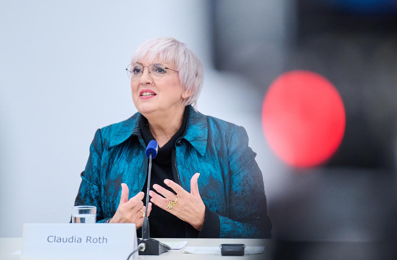 Die Staatsministerin und Beauftragte der Bundesregierung für Kultur und Medien, Claudia Roth (Bündnis 90/Die Grünen), steht an einem Rednerpult Die Staatsministerin und Beauftragte der Bundesregierung für Kultur und Medien, Claudia Roth (Bündnis 90/Die Grünen), steht an einem Rednerpult