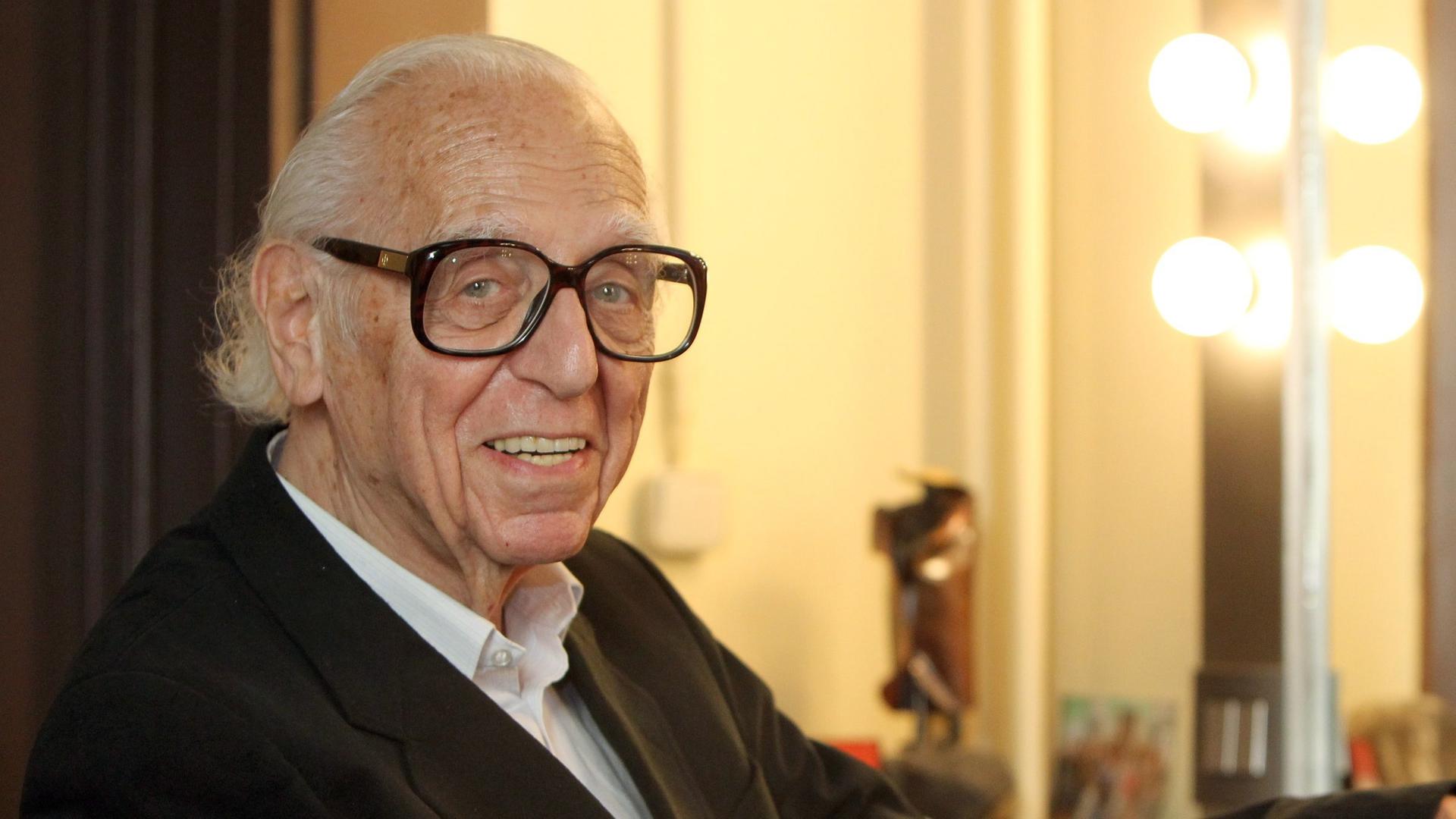 Der österreichische Kabarettist, Komponist und Autor Georg Kreisler vor einem Auftritt in Fürth Der österreichische Kabarettist, Komponist und Autor Georg Kreisler vor einem Auftritt in Fürth