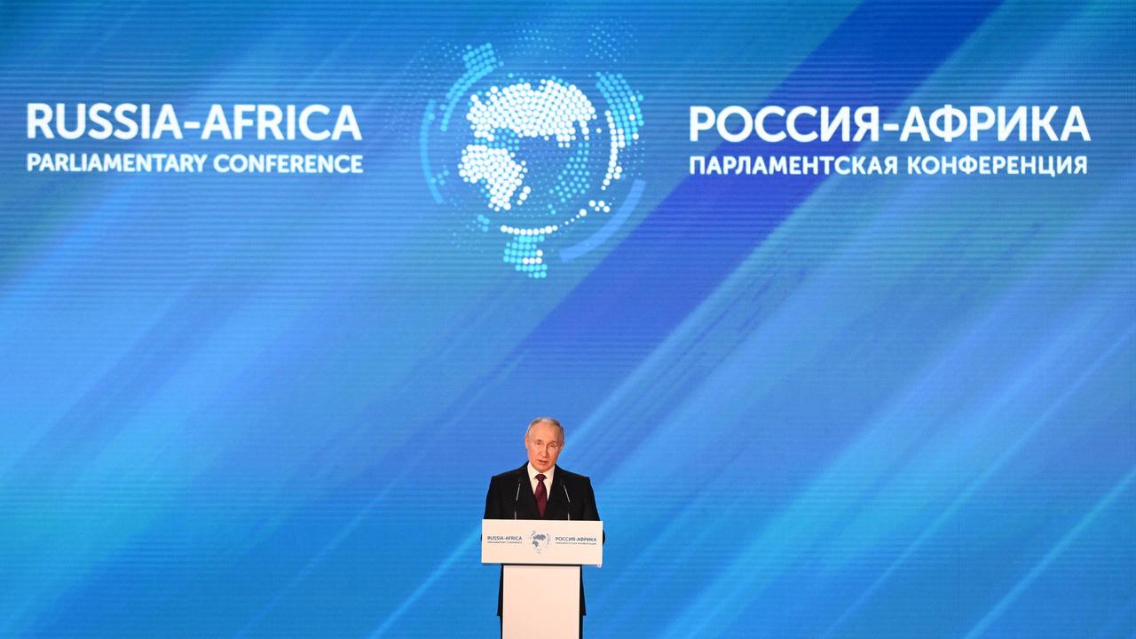 Wladimir Putin am Rednerpult bei der Russland-Afrika-Parlamentskonferenz.
