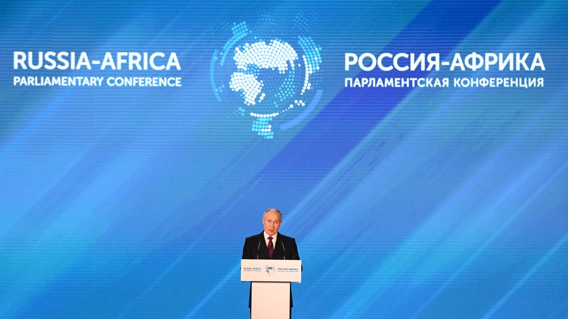 Wladimir Putin am Rednerpult bei der Russland-Afrika-Parlamentskonferenz. Wladimir Putin am Rednerpult bei der Russland-Afrika-Parlamentskonferenz.