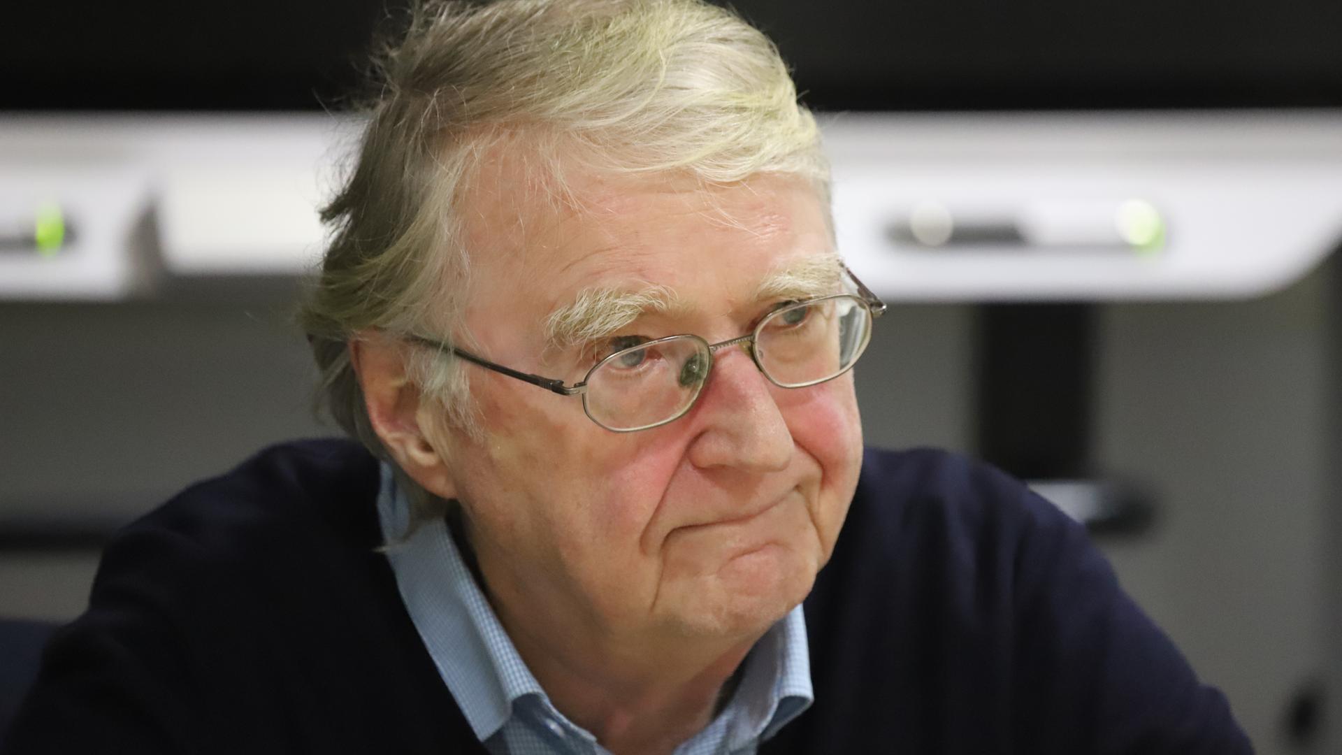 Frank Deppe, kurze helle Haare und Brille, schaut seitlich an der Kamera vorbei. Frank Deppe, kurze helle Haare und Brille, schaut seitlich an der Kamera vorbei.