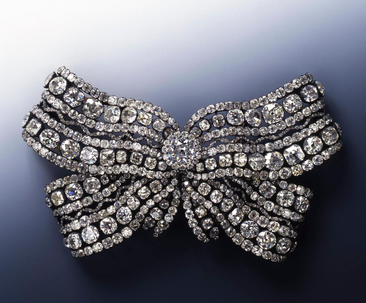 Eine über und über mit Diamanten besetzte Schleife. Eine über und über mit Diamanten besetzte Schleife.