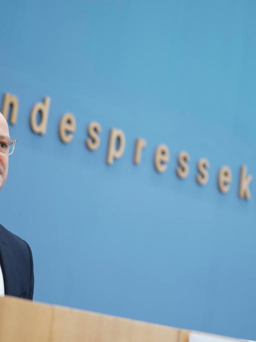 Jens Spahn im Portrait bei der Bundespressekonferenz zum Thema Corona-Lage