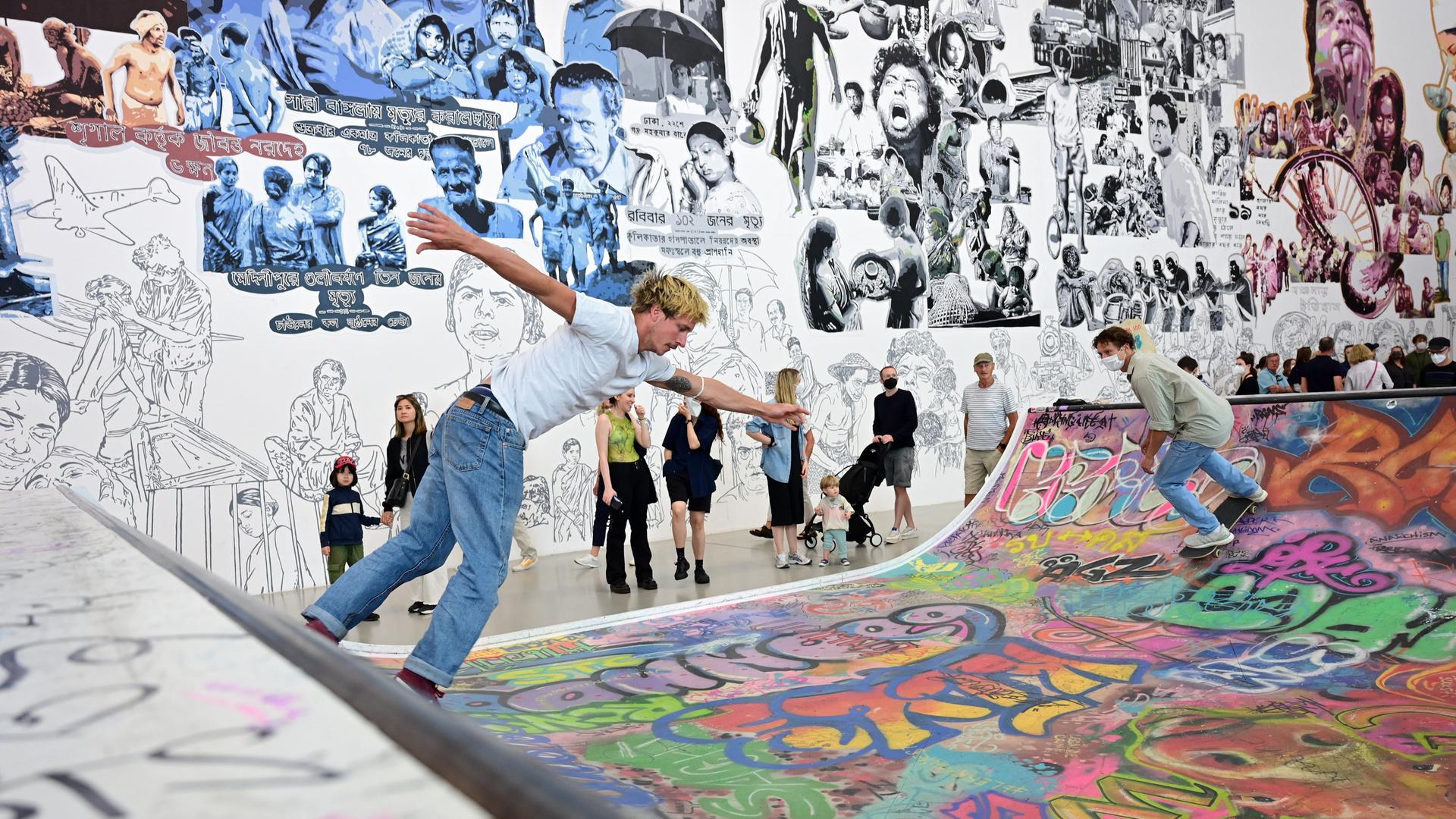 Skateboarder fahren in der documenta-Halle auf der Halfpipe, die Teil des Werks der Initiative Baan Noorg Collaborative Arts and Culture ist. Skateboarder fahren in der documenta-Halle auf der Halfpipe, die Teil des Werks der Initiative Baan Noorg Collaborative Arts and Culture ist.