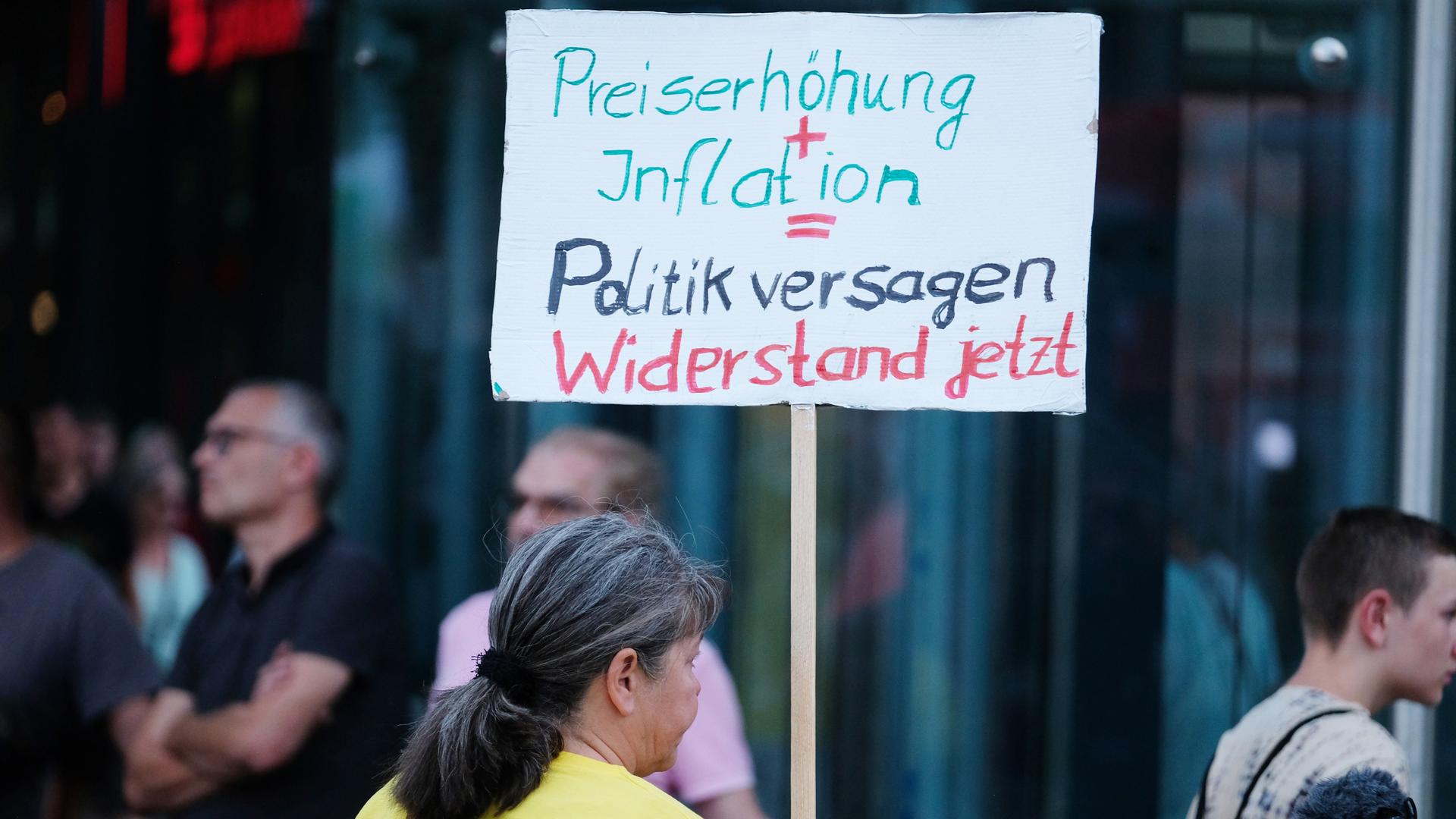 Eine Teilnehmerin einer Demonstration mit der rechten Kleinpartei "Freie Sachsen" gegen die Energie- und Sozialpolitik der Bundesregierung trägt ein Schild mit der Aufschrift "Preiserhöhung+Inflation = Politikversagen Widerstand jetzt". Eine Teilnehmerin einer Demonstration mit der rechten Kleinpartei "Freie Sachsen" gegen die Energie- und Sozialpolitik der Bundesregierung trägt ein Schild mit der Aufschrift "Preiserhöhung+Inflation = Politikversagen Widerstand jetzt".