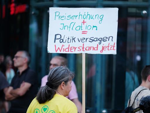 Eine Teilnehmerin einer Demonstration mit der rechten Kleinpartei "Freie Sachsen" gegen die Energie- und Sozialpolitik der Bundesregierung trägt ein Schild mit der Aufschrift "Preiserhöhung+Inflation = Politikversagen Widerstand jetzt".