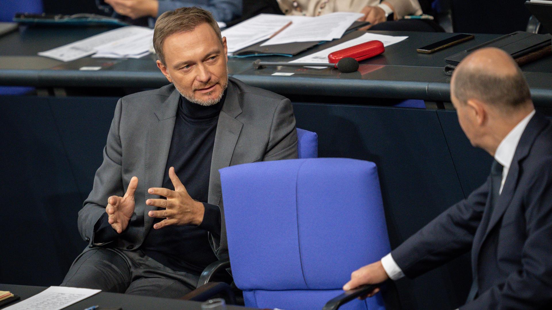 Christian Lindner (FDP), Bundesminister der Finanzen, neben Bundeskanzler Olaf Scholz (SPD) im Bundestag. Christian Lindner (FDP), Bundesminister der Finanzen, neben Bundeskanzler Olaf Scholz (SPD) im Bundestag.