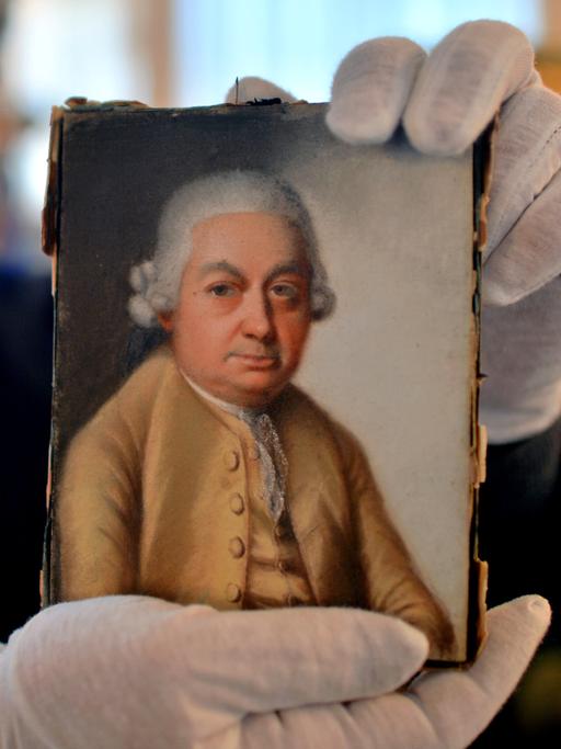 Peter Wollny hält ein Porträt von Carl Philipp Emanuel Bach aus dem Jahre 1773 im Bach Archiv Leipzig (Sachsen) in seinen Händen.