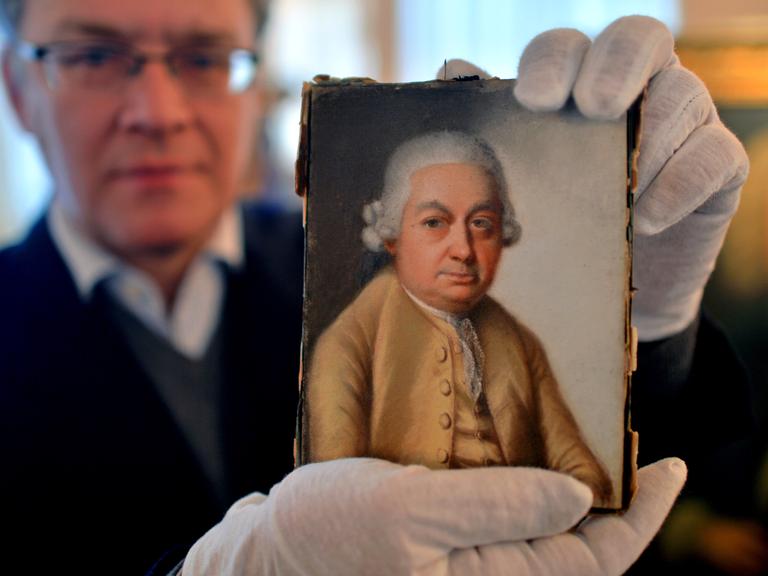 Peter Wollny hält ein Porträt von Carl Philipp Emanuel Bach aus dem Jahre 1773 im Bach Archiv Leipzig (Sachsen) in seinen Händen.
