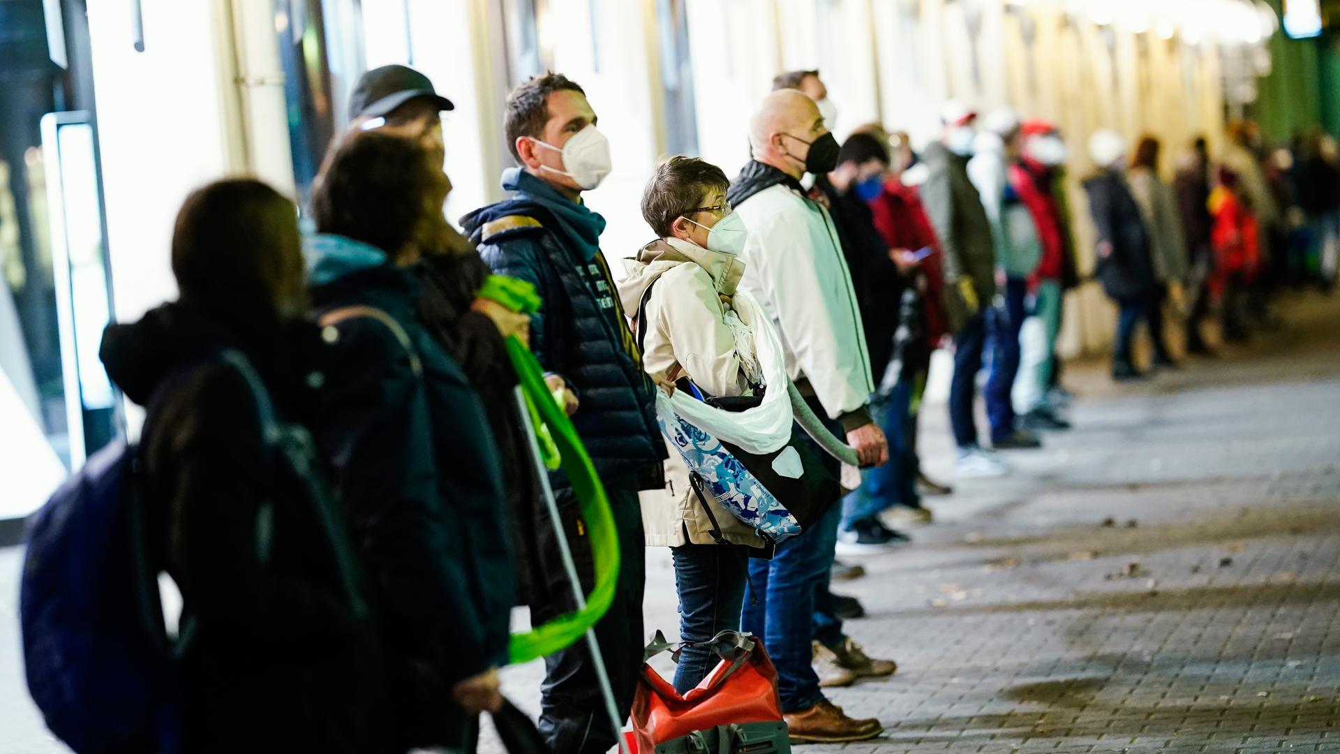 Menschen stehen in der Innenstadt in einer Menschenkette als Zeichen gegen die Aufmärsche von Gegnern der Corona-Politik und für mehr Solidarität in der Pandemie. Menschen stehen in der Innenstadt in einer Menschenkette als Zeichen gegen die Aufmärsche von Gegnern der Corona-Politik und für mehr Solidarität in der Pandemie.