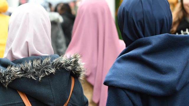 Wofür das Kopftuch einer Muslima steht, darüber wird in Deutschland heftig gestritten. 