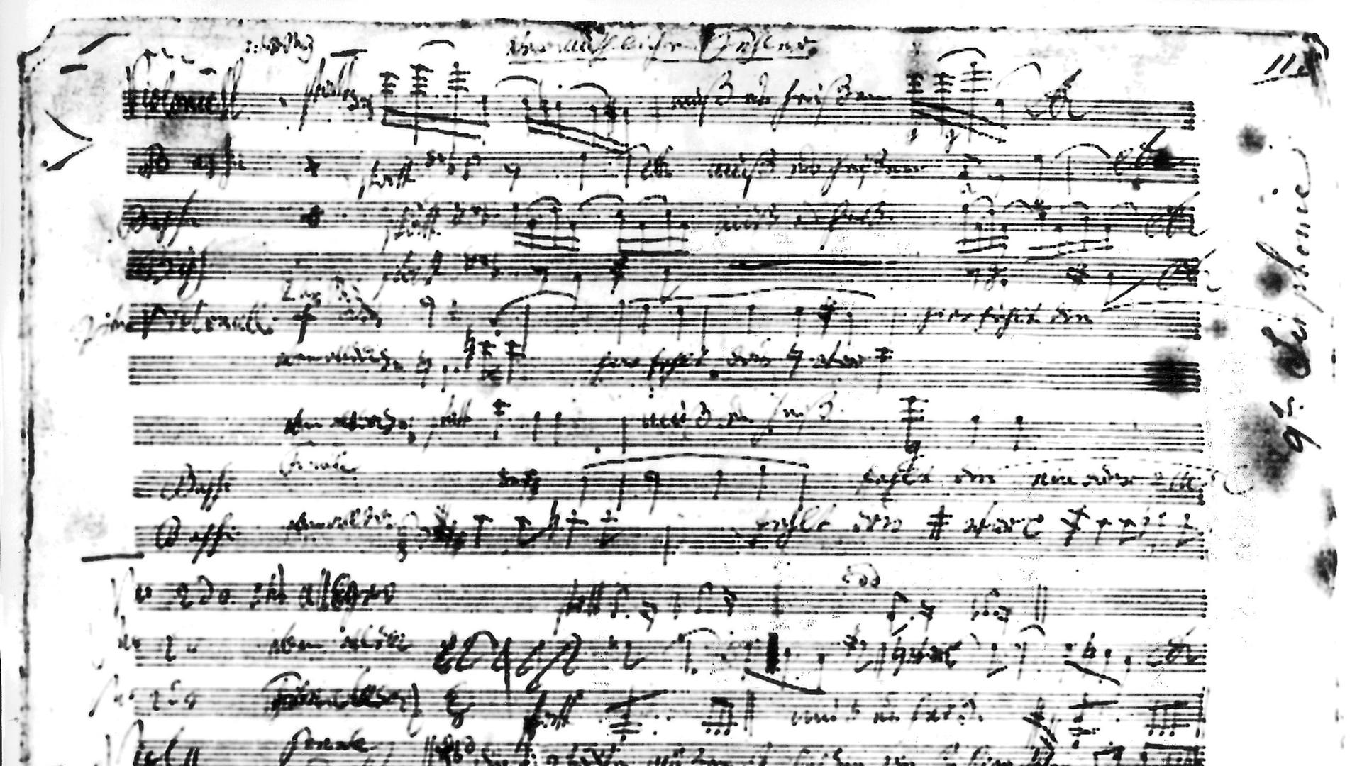 Handschriftliche Noten, geschrieben von Ludwig van Beethoven. Es zeigt einen Teil aus Beethovens 9. Sinfonie.