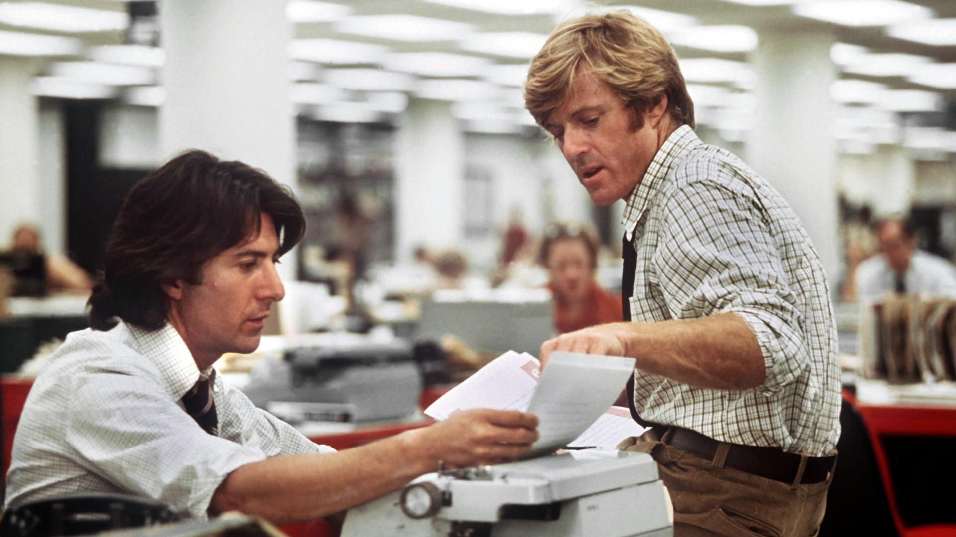 Das undatierte Archivbild zeigt die beiden amerikanischen Schauspieler Dustin Hoffman und Robert Redford in einer Szene des Films "Die Unbestechlichen" von Regisseur Alan Pakula. Das undatierte Archivbild zeigt die beiden amerikanischen Schauspieler Dustin Hoffman und Robert Redford in einer Szene des Films "Die Unbestechlichen" von Regisseur Alan Pakula.