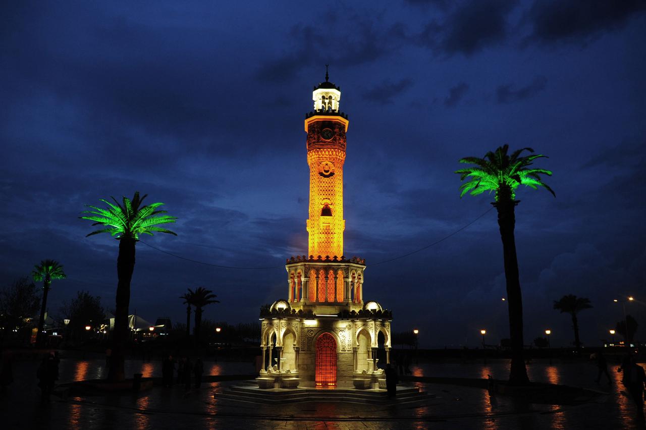Ein bei Nacht beleuchteter Aussichtststurm in Izmir