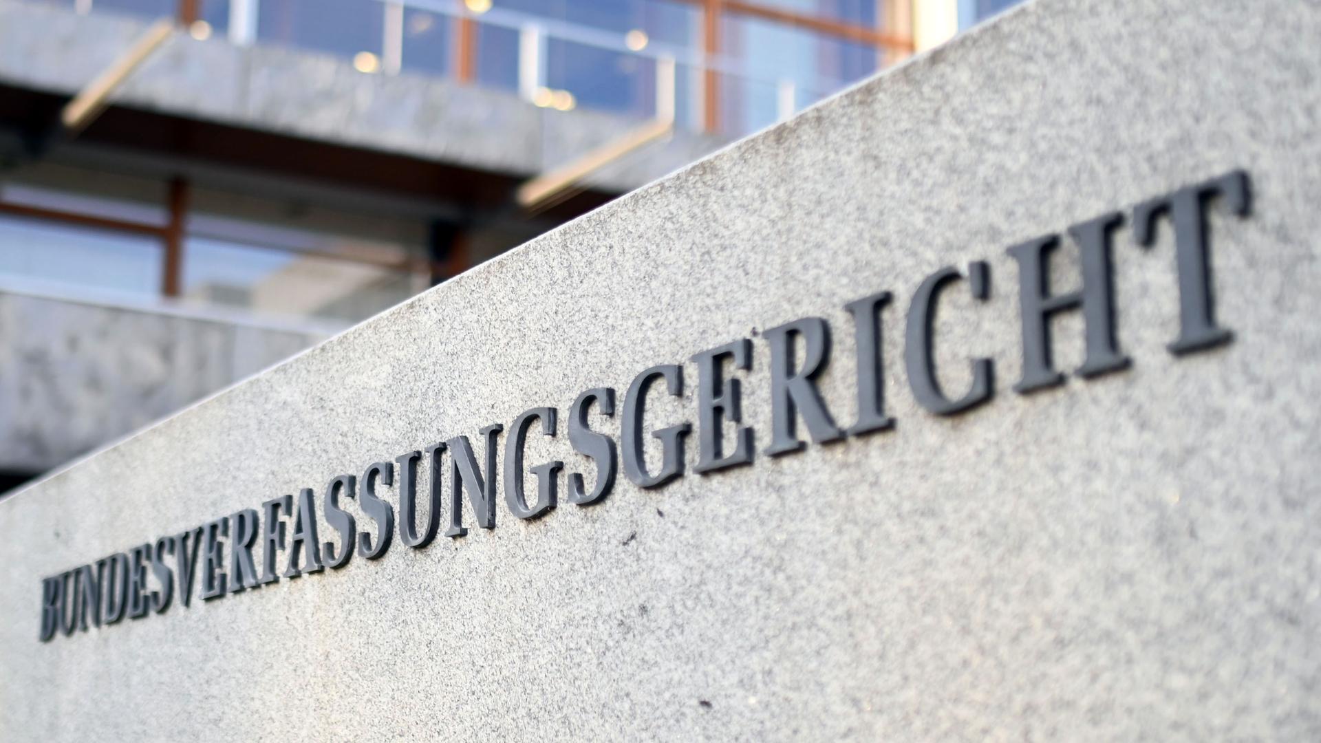 Der Schriftzug des Bundesverfassungsgerichts an der Hausfassade. Der Schriftzug des Bundesverfassungsgerichts an der Hausfassade.