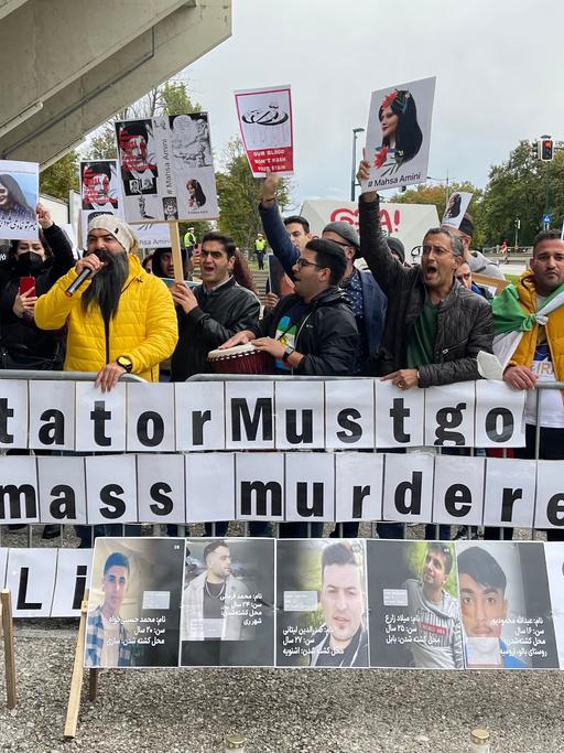 Menschen protestieren gegen das iranische Regime bei einem Fußballspiel des Iran in Wien.