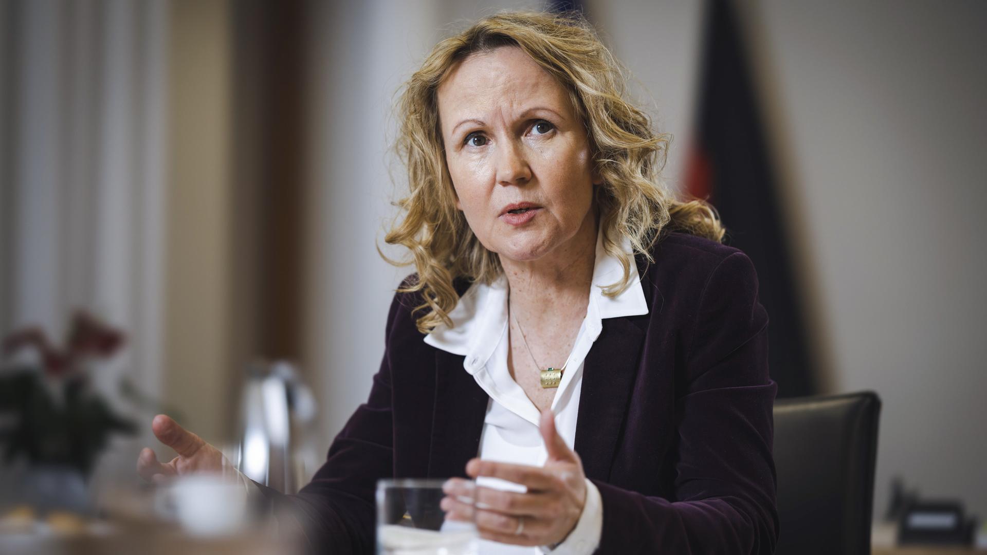Steffi Lemke unterstreicht ihre Worte mit Gesten. Steffi Lemke unterstreicht ihre Worte mit Gesten.