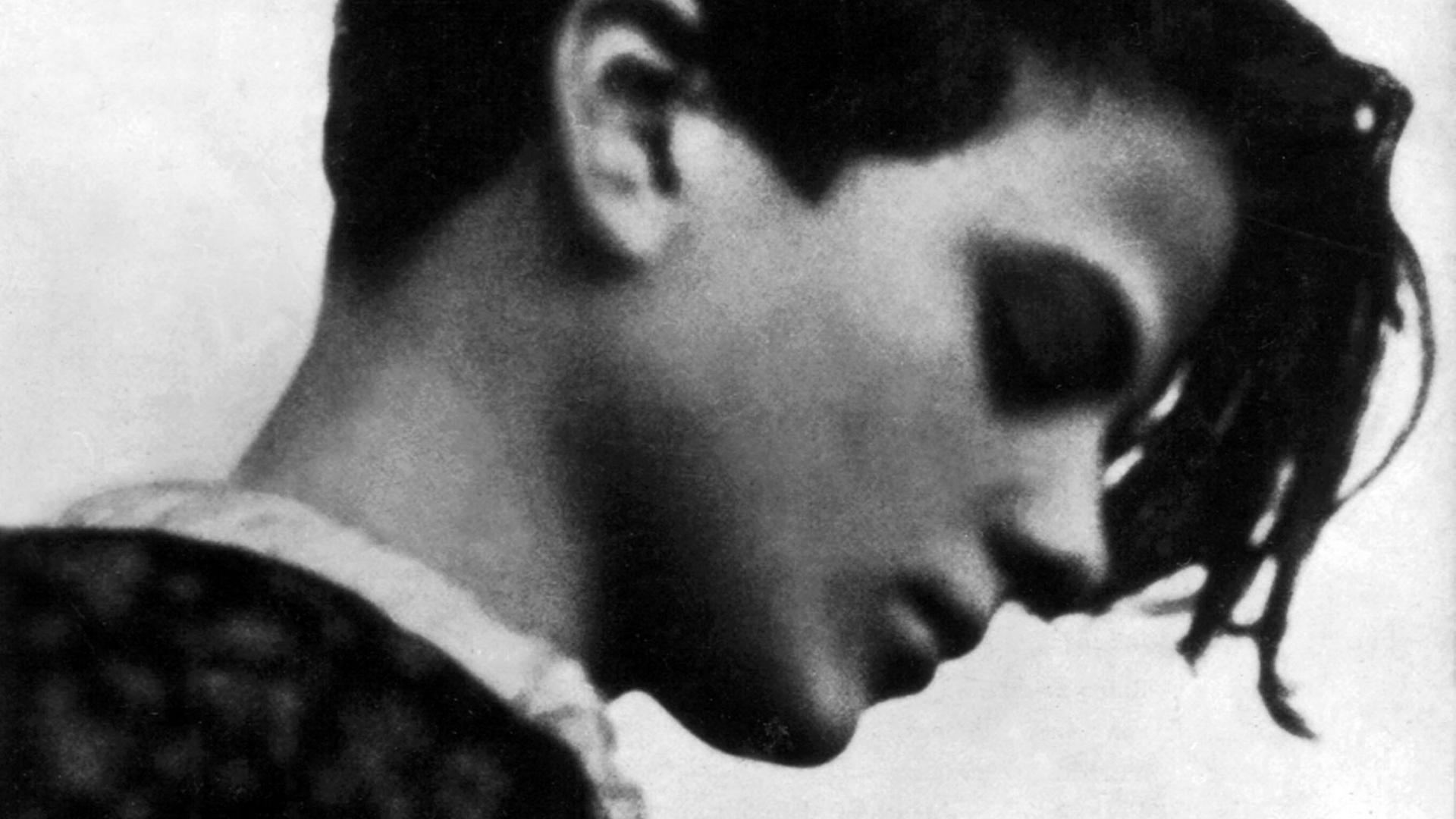 Ein Foto zeigt Sophie Scholl, ihr Blick ist gesenkt in Richtung Boden während ihre kurzen Haare ihr vor die Augen fallen. Ein Foto zeigt Sophie Scholl, ihr Blick ist gesenkt in Richtung Boden während ihre kurzen Haare ihr vor die Augen fallen.