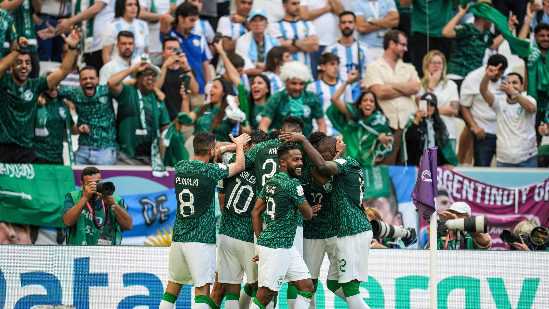 Die saudischen Spieler jubeln Die saudischen Spieler jubeln