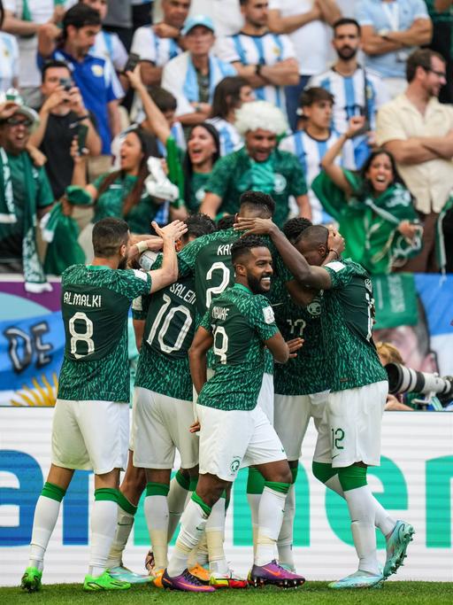 Die saudischen Spieler jubeln