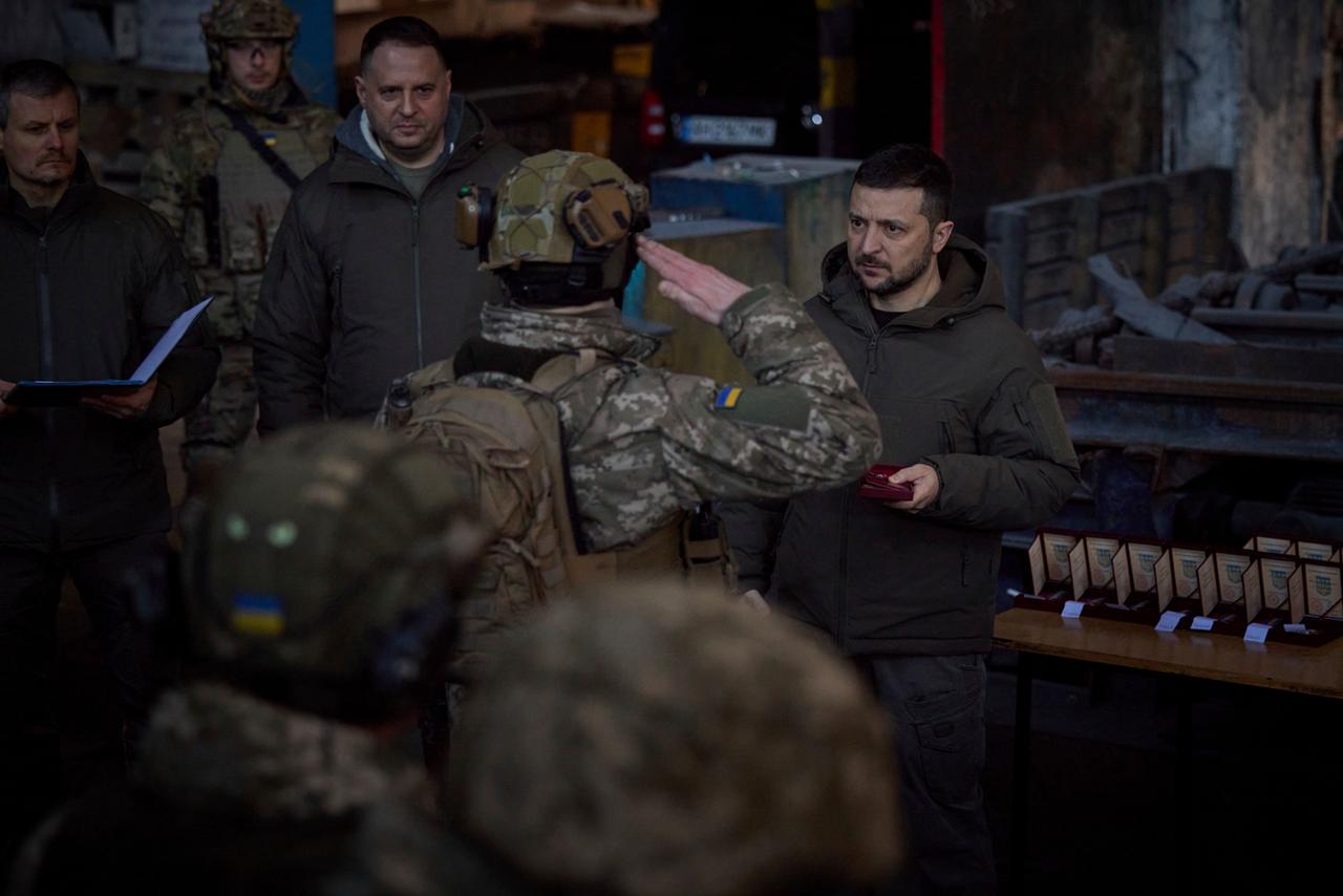 Der ukrainische Präsident Selenskyj bei einem Frontbesuch der Soldaten in der ukrainischen Stadt Bachmut.