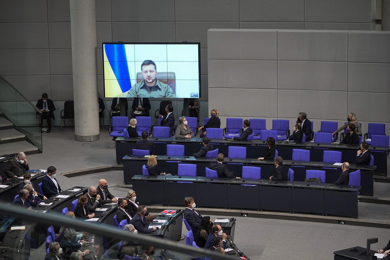 Der ukrainische Präsident Wolodymyr Selenskyj spricht auf einer Videoleinwand im Bundestag. Der ukrainische Präsident Wolodymyr Selenskyj spricht auf einer Videoleinwand im Bundestag.